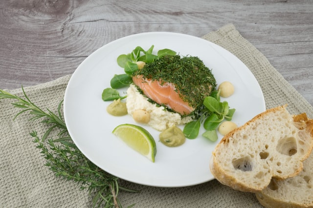 Lachs gewürzt mit reichlich Dill